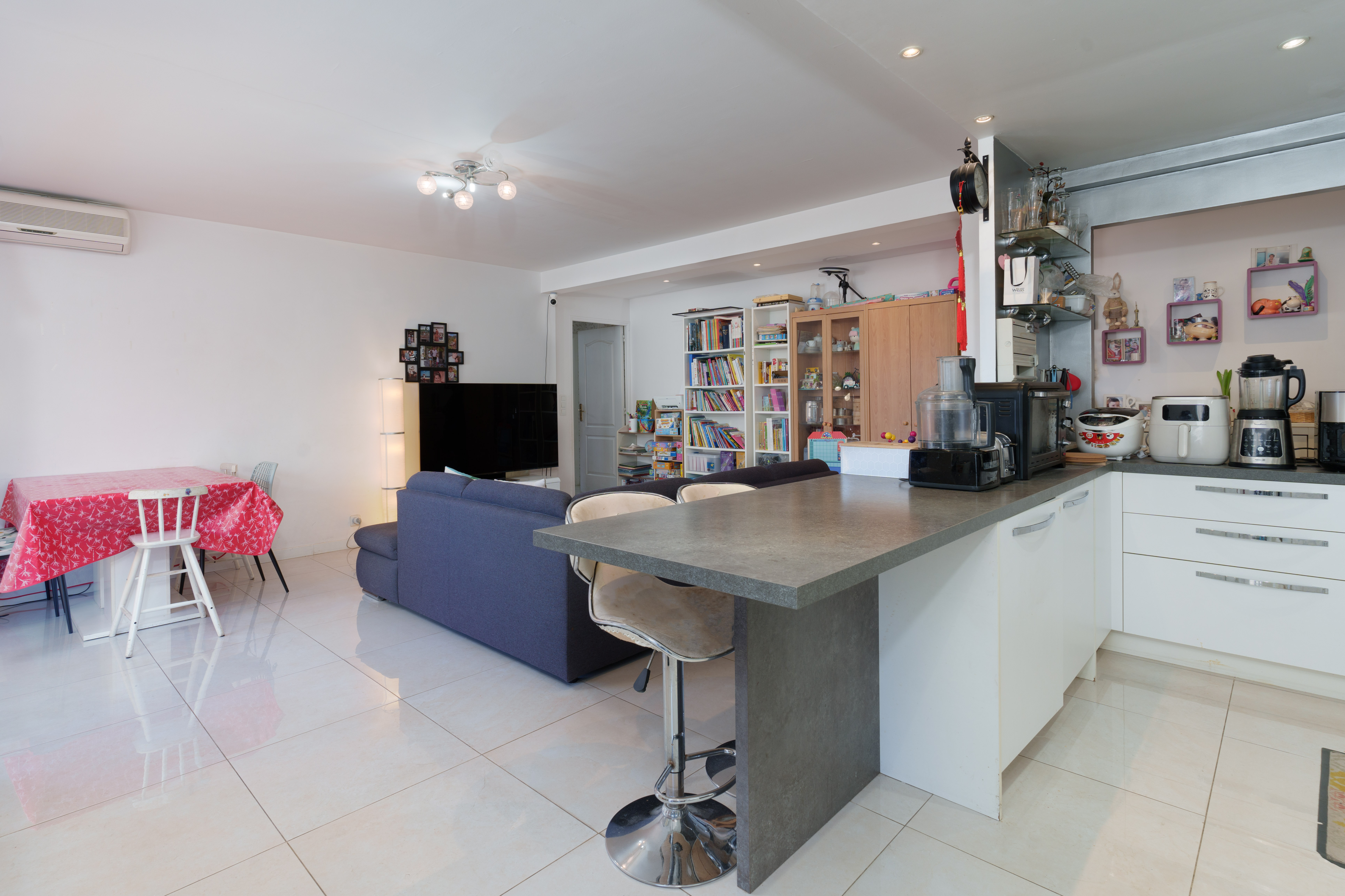 view of the living / dining area and the open kitchen of the flat