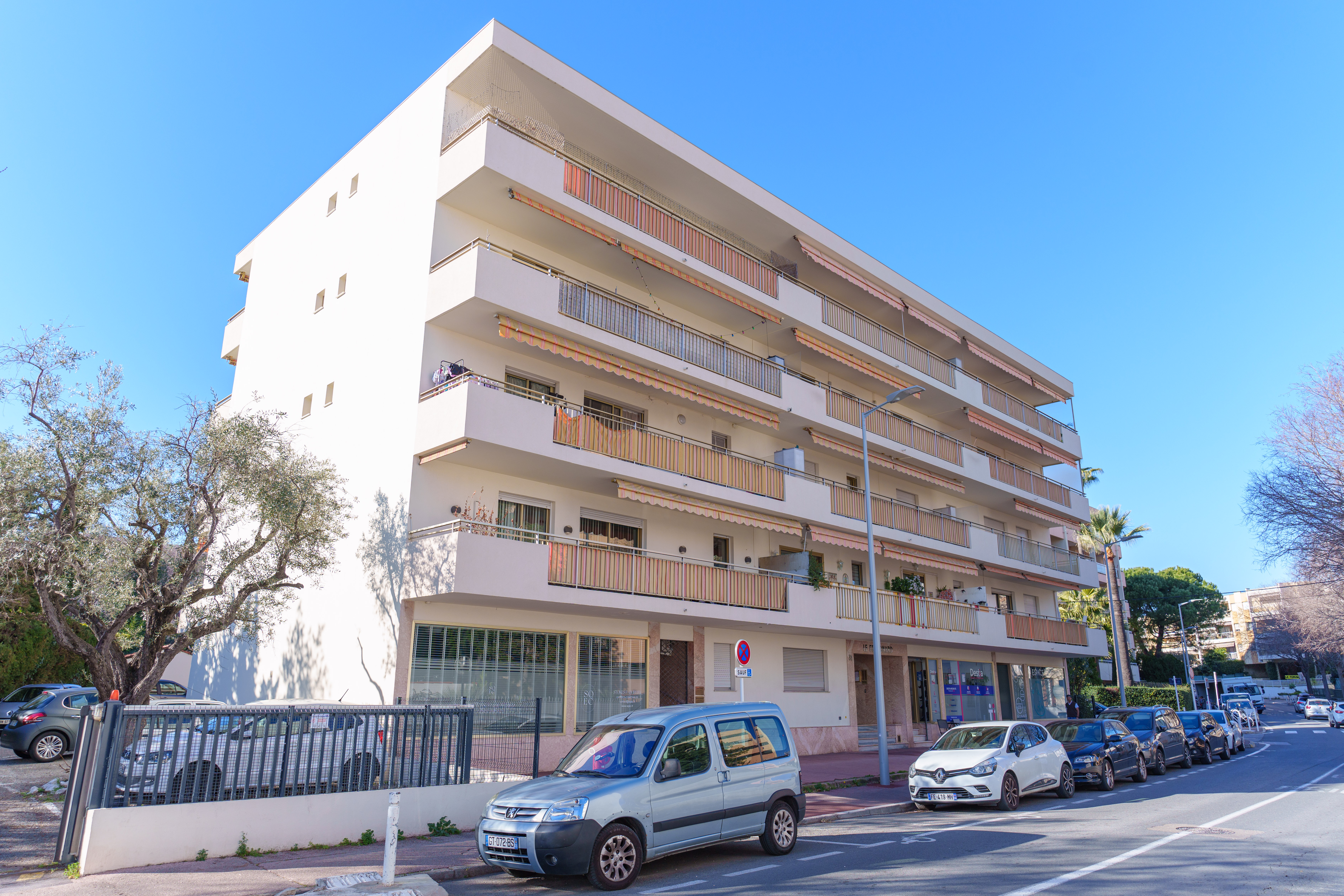 view of the residential building