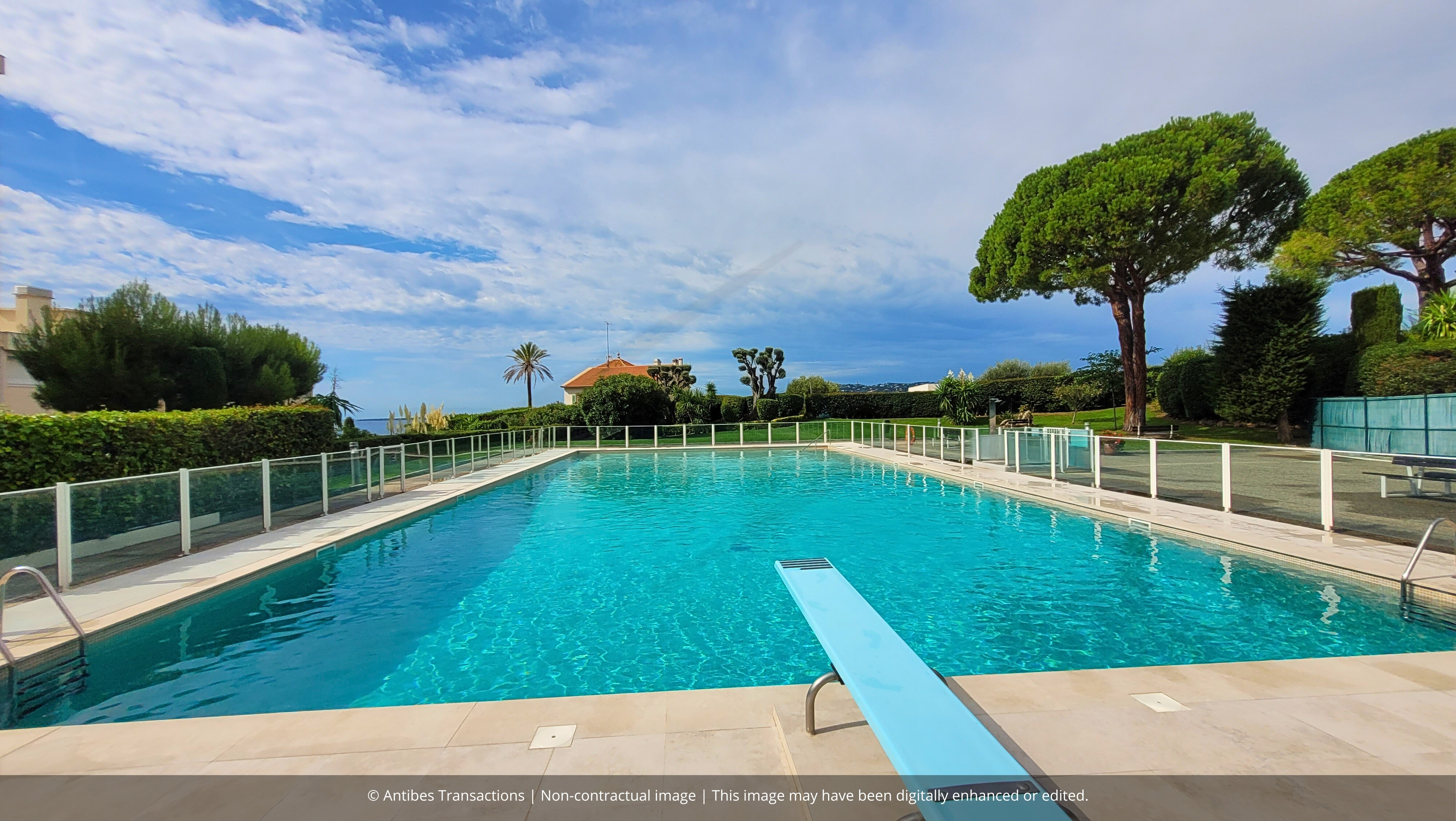 Swimming pool with sea view in the residence