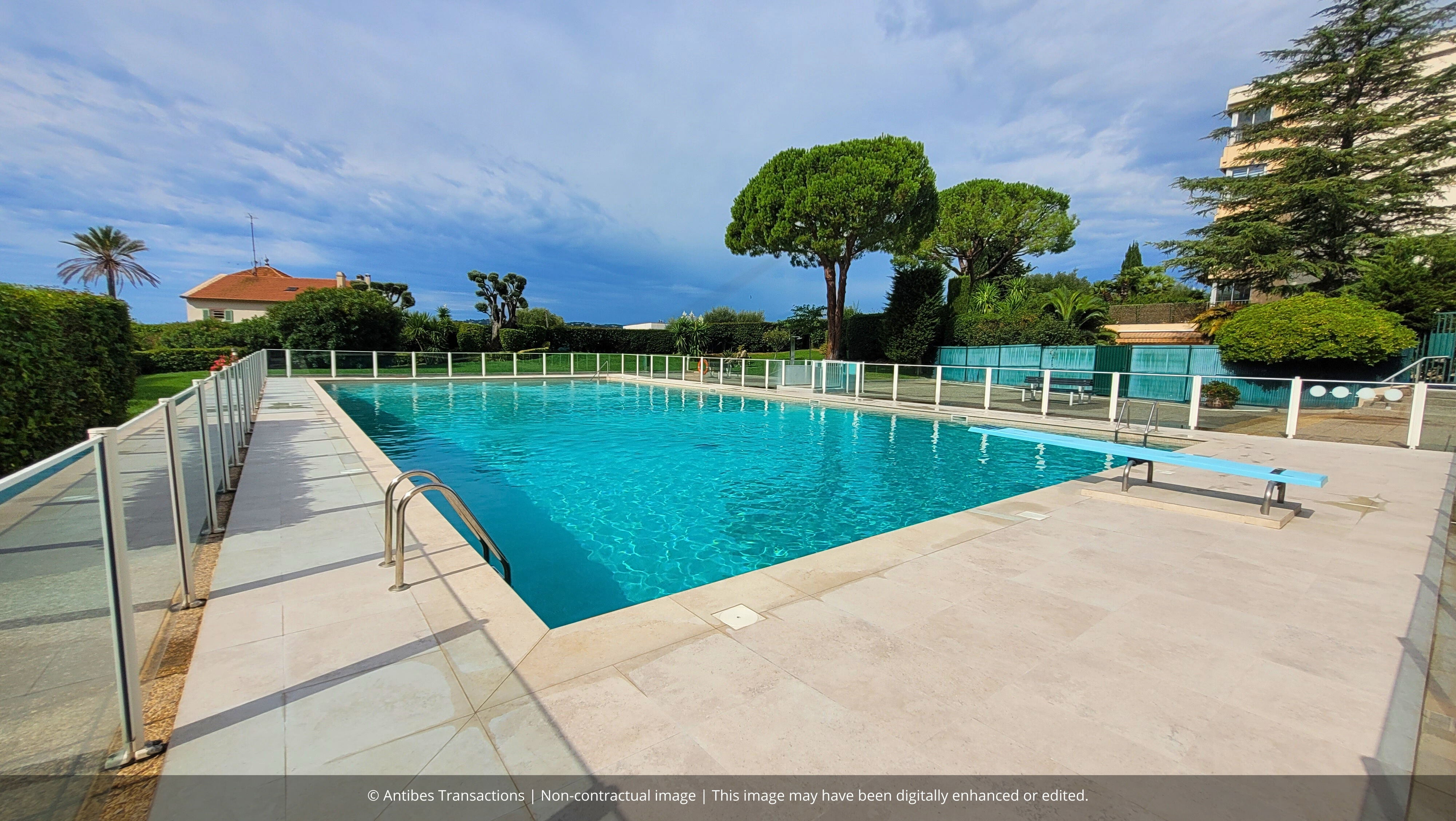 Swimming pool with sea view in the residence