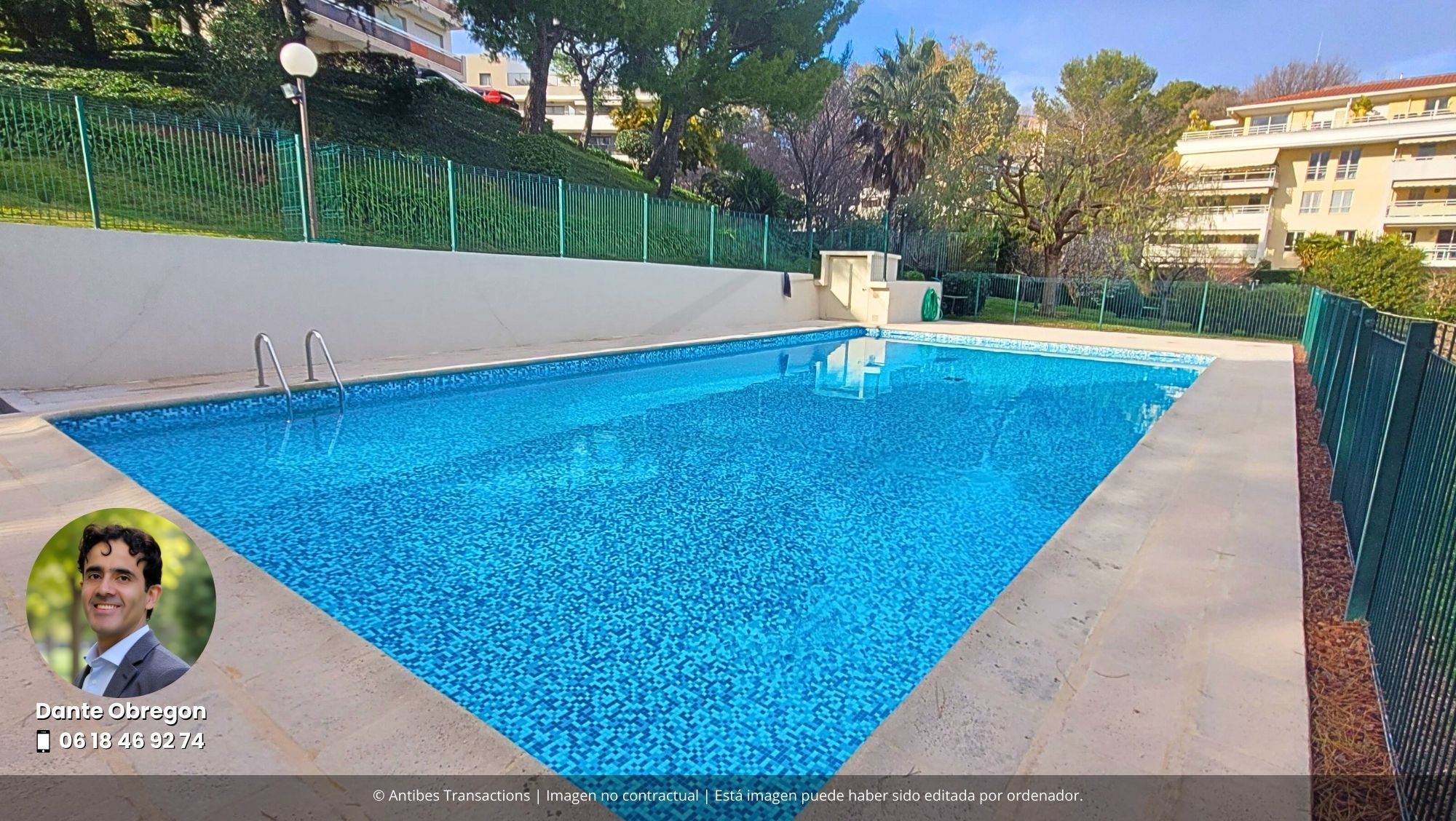 Vista de la piscina de la residencia