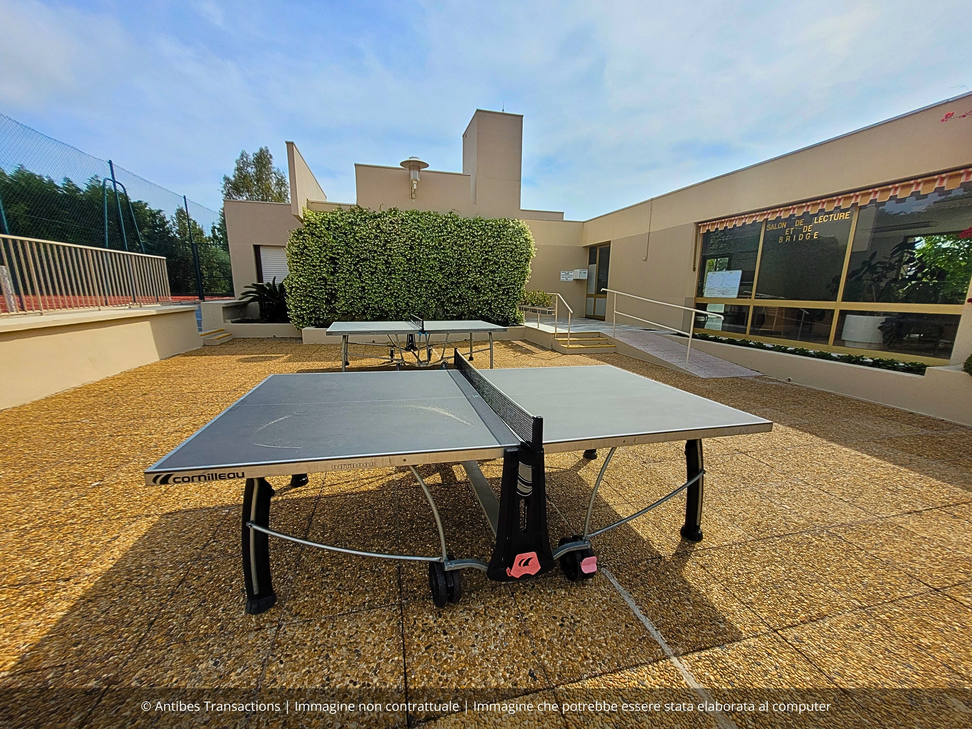 Vista dell'area dedicata ai tavoli da ping-pong