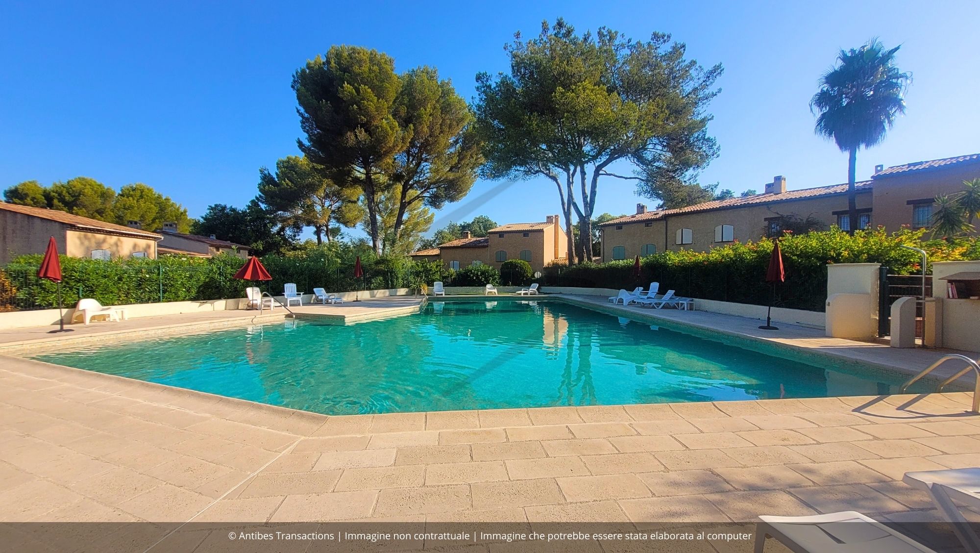 Vista di una delle piscine del residence
