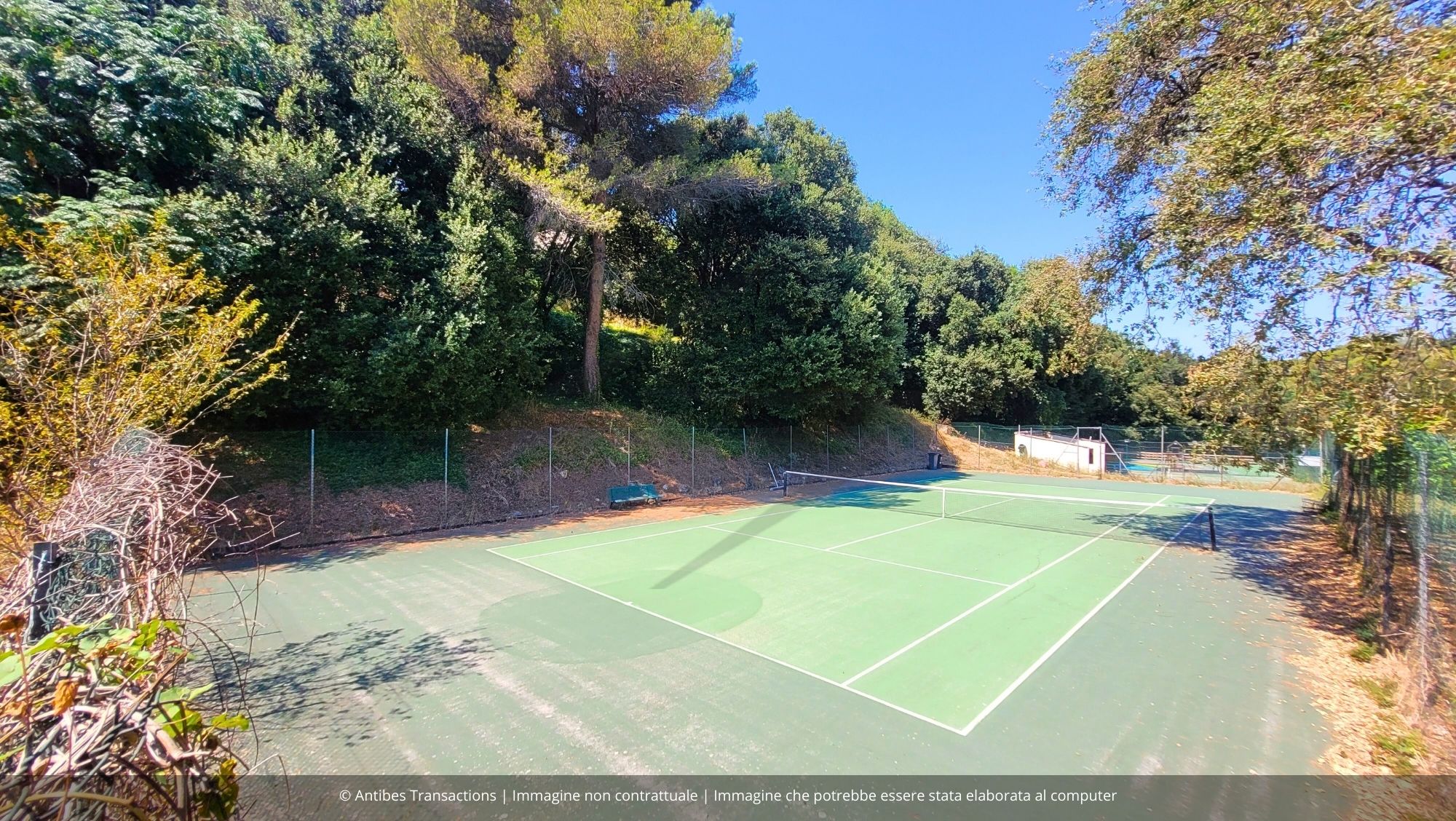Vista di uno dei campi da tennis del residence