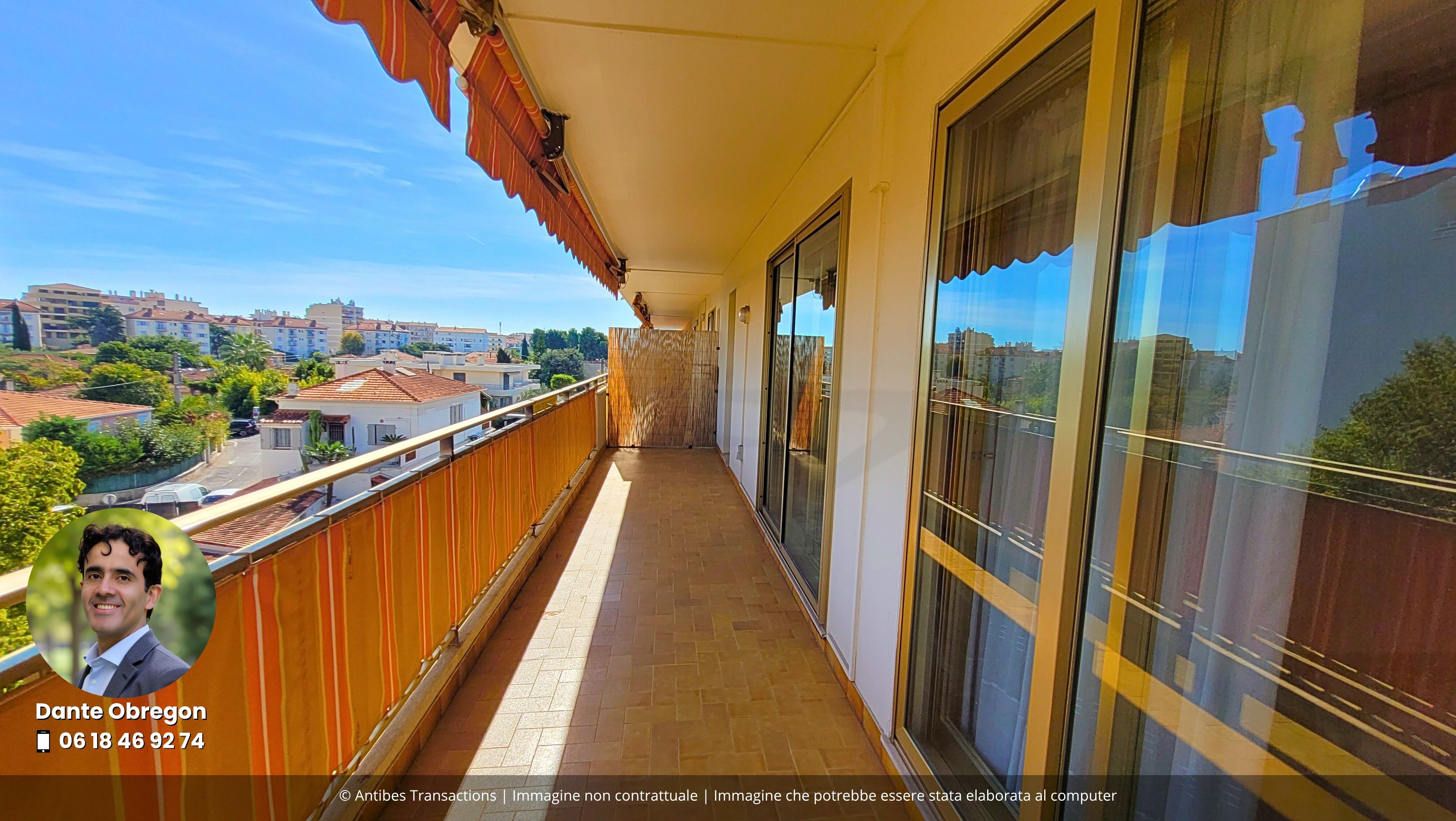 Vista del balcone che serve il soggiorno/sala da pranzo, la cucina e una delle camere