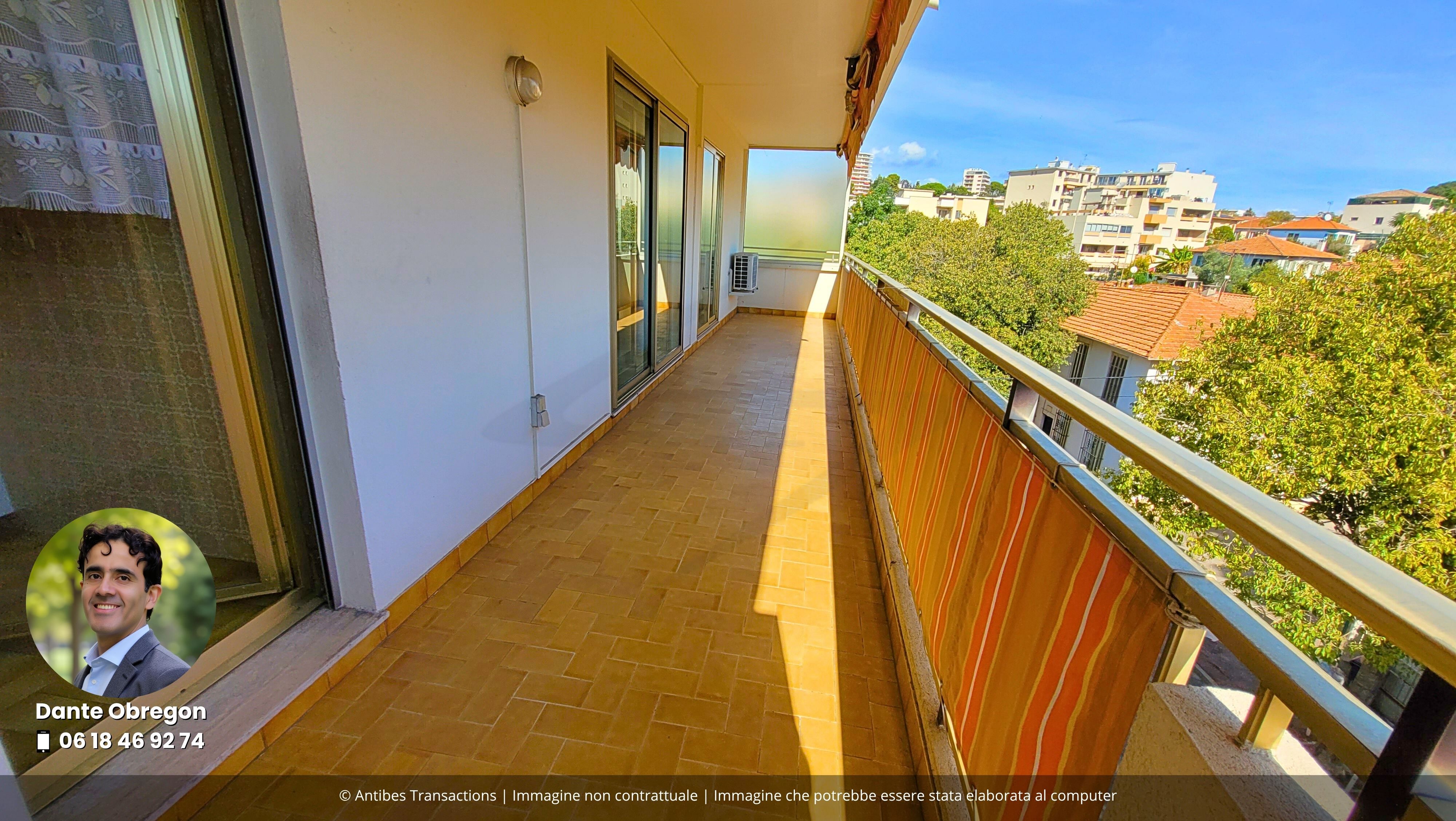 Vista del balcone che serve il soggiorno/sala da pranzo, la cucina e una delle camere
