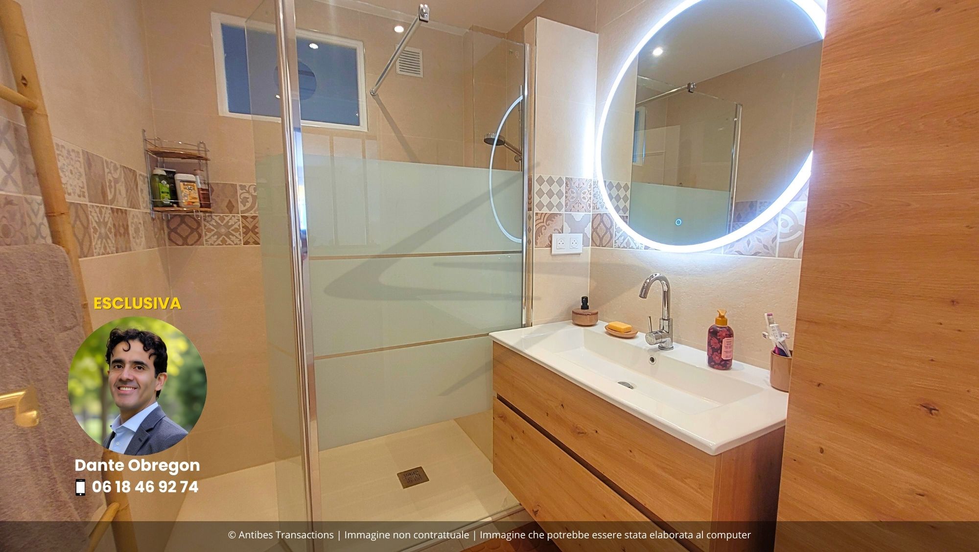 Vista del bagno con doccia