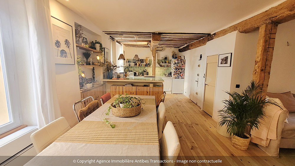 vue de la salle à manger et de la cuisine de l'appartement