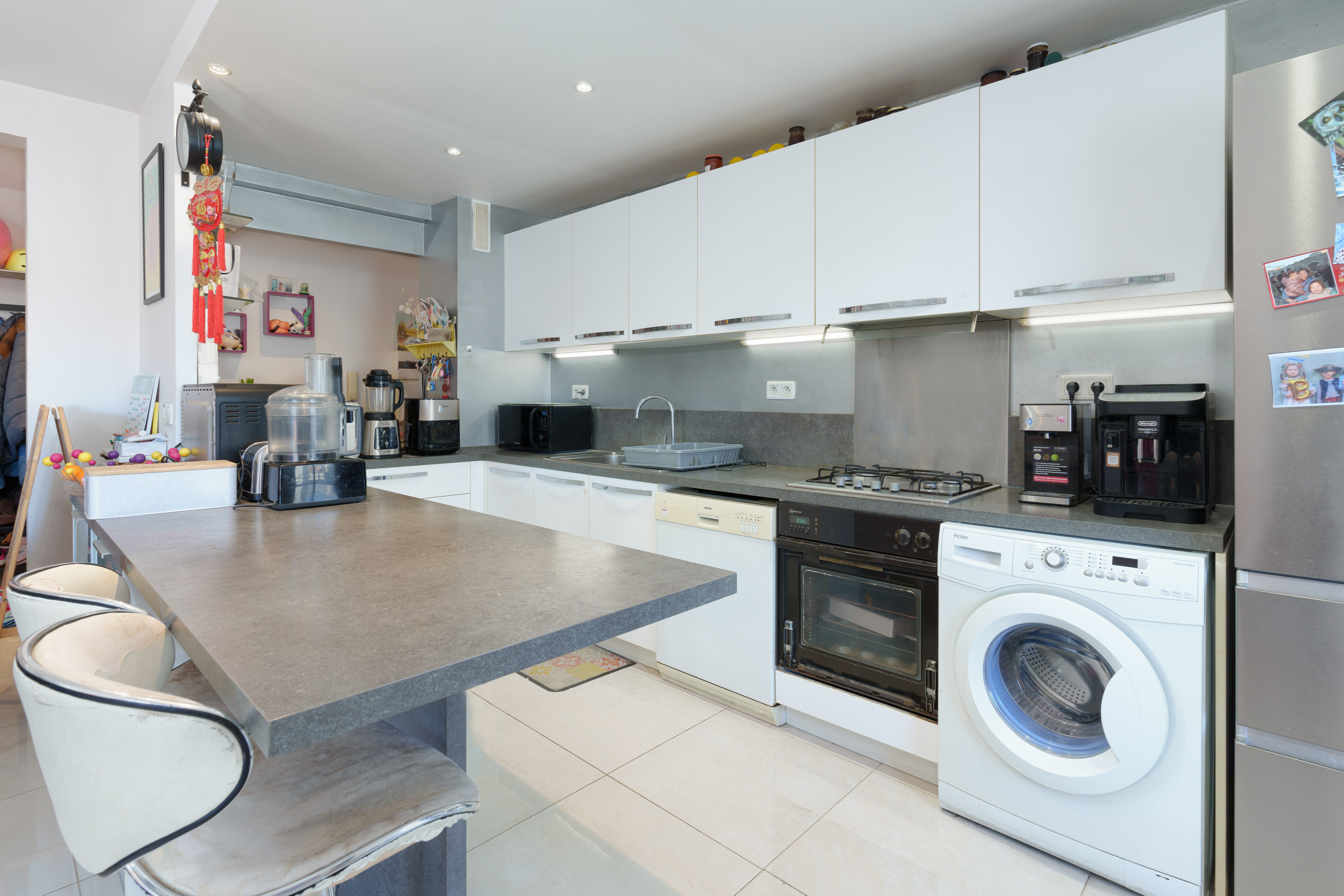 vue de la cuisine ouverte de l'appartement