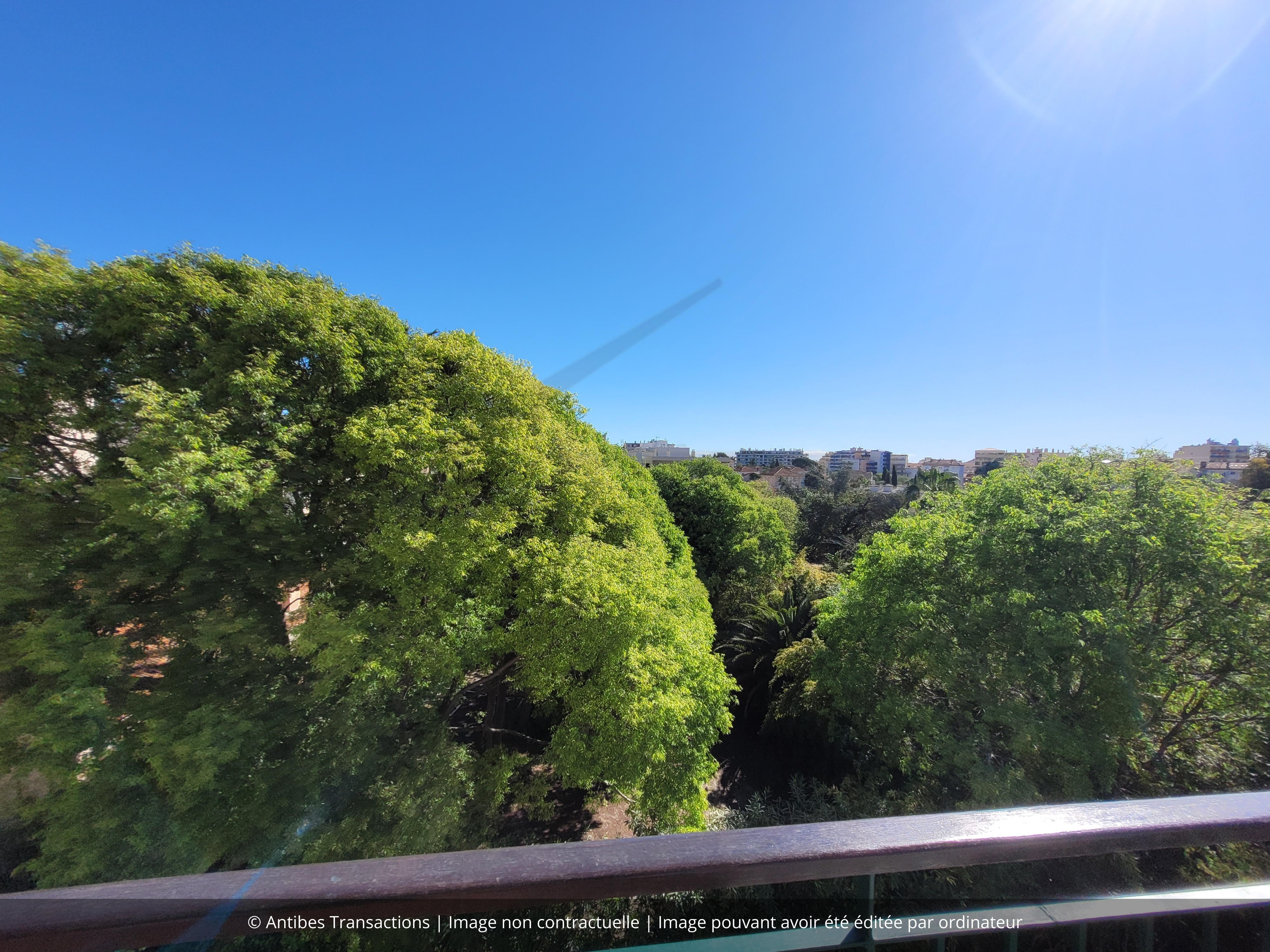 Vue depuis le balcon desservant le salon et la cuisine/salle à manger