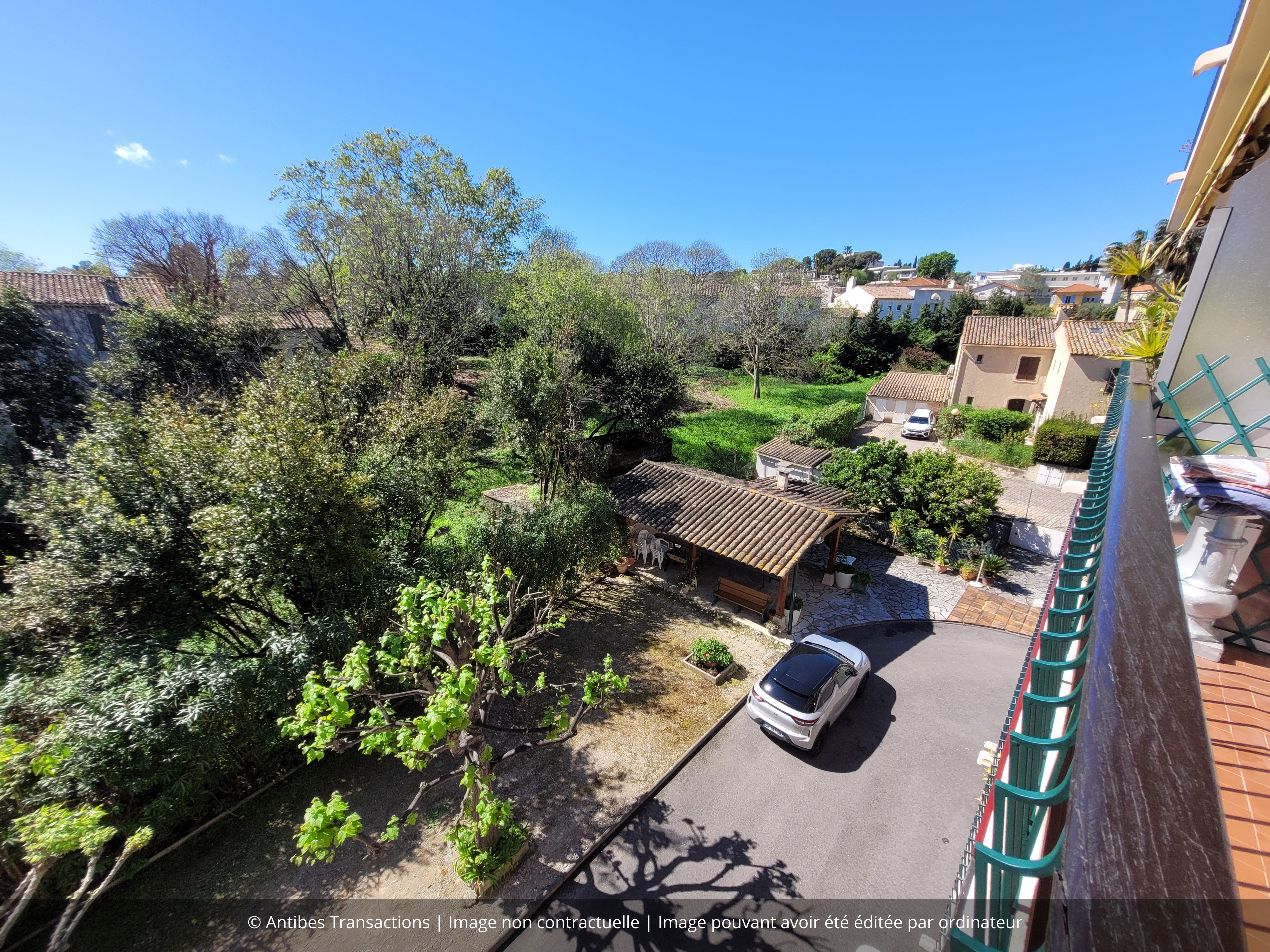 Vue depuis le balcon desservant le salon et la cuisine/salle à manger
