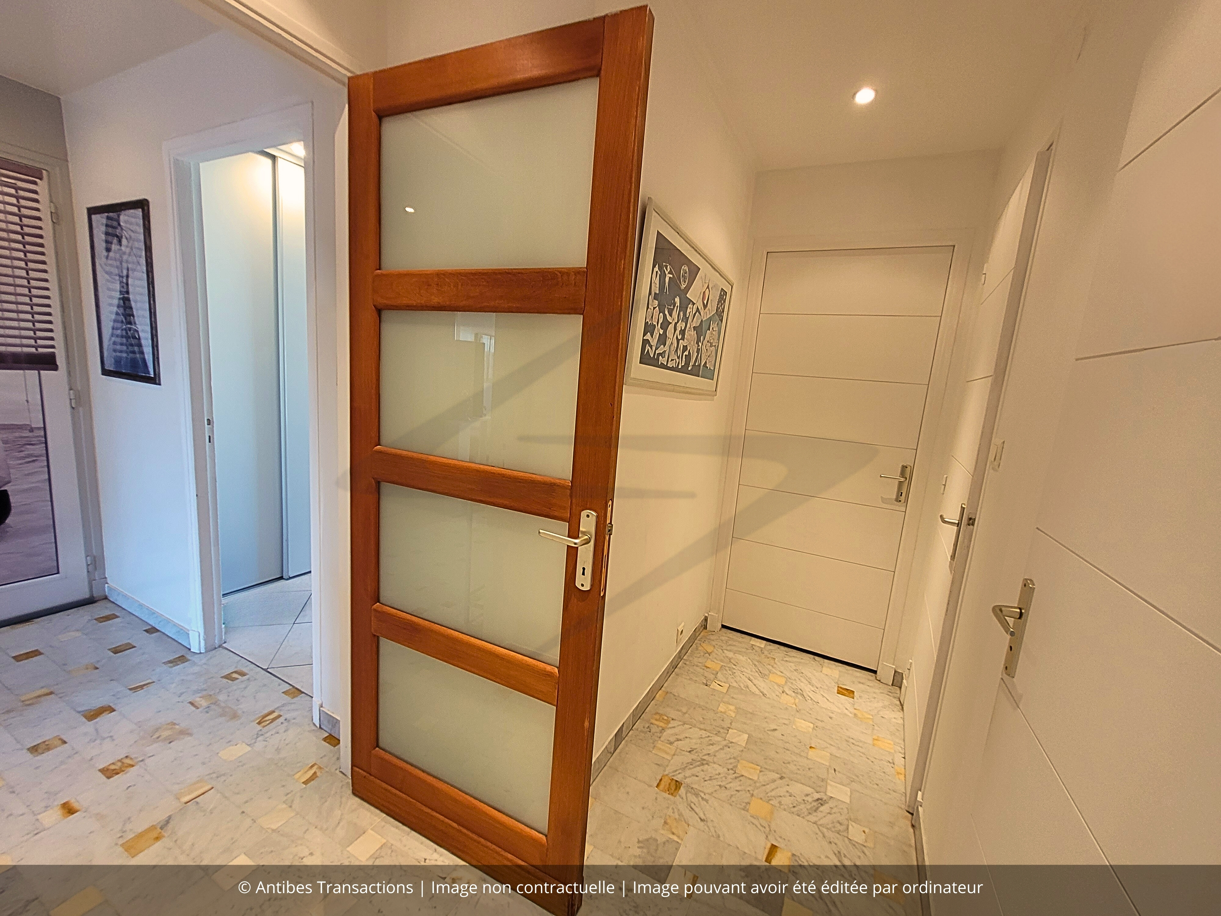 vue de l'entrée et du dégagement de l'appartement
