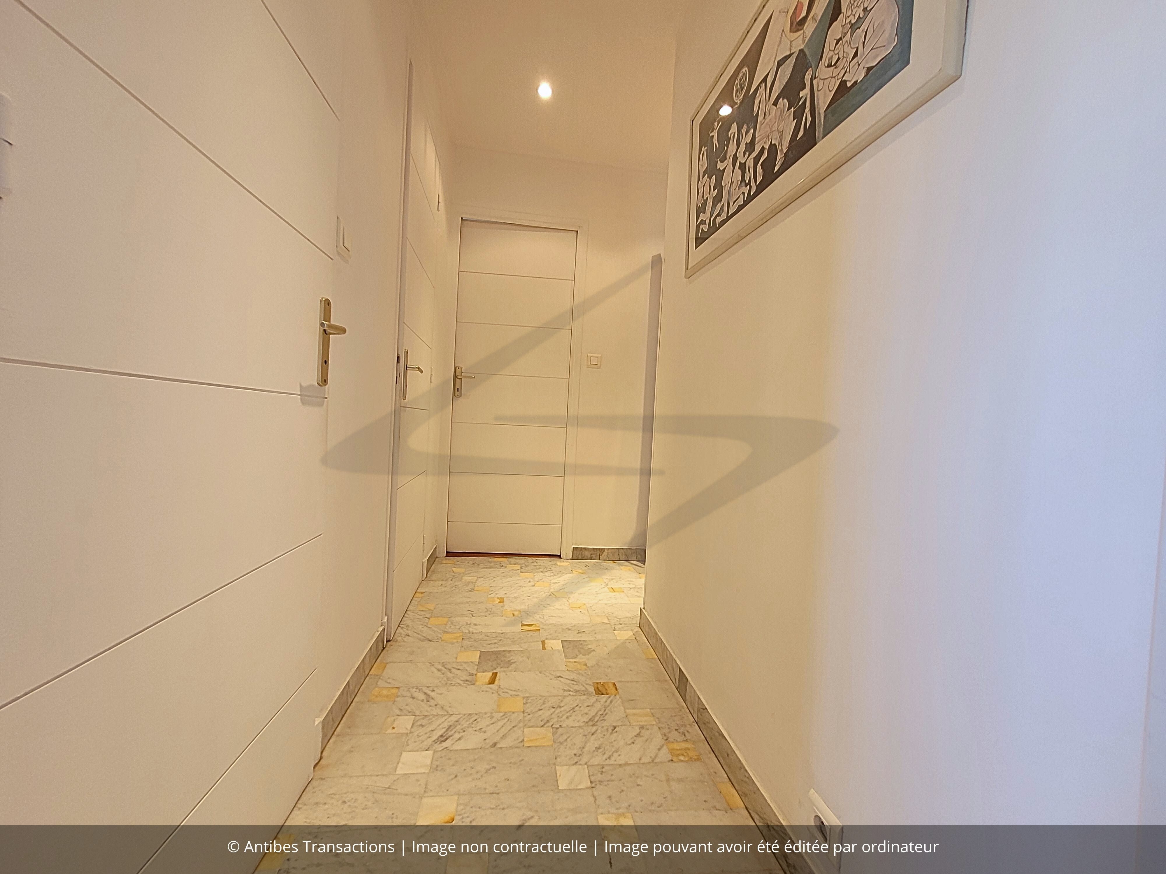 vue du dégagement de l'appartement