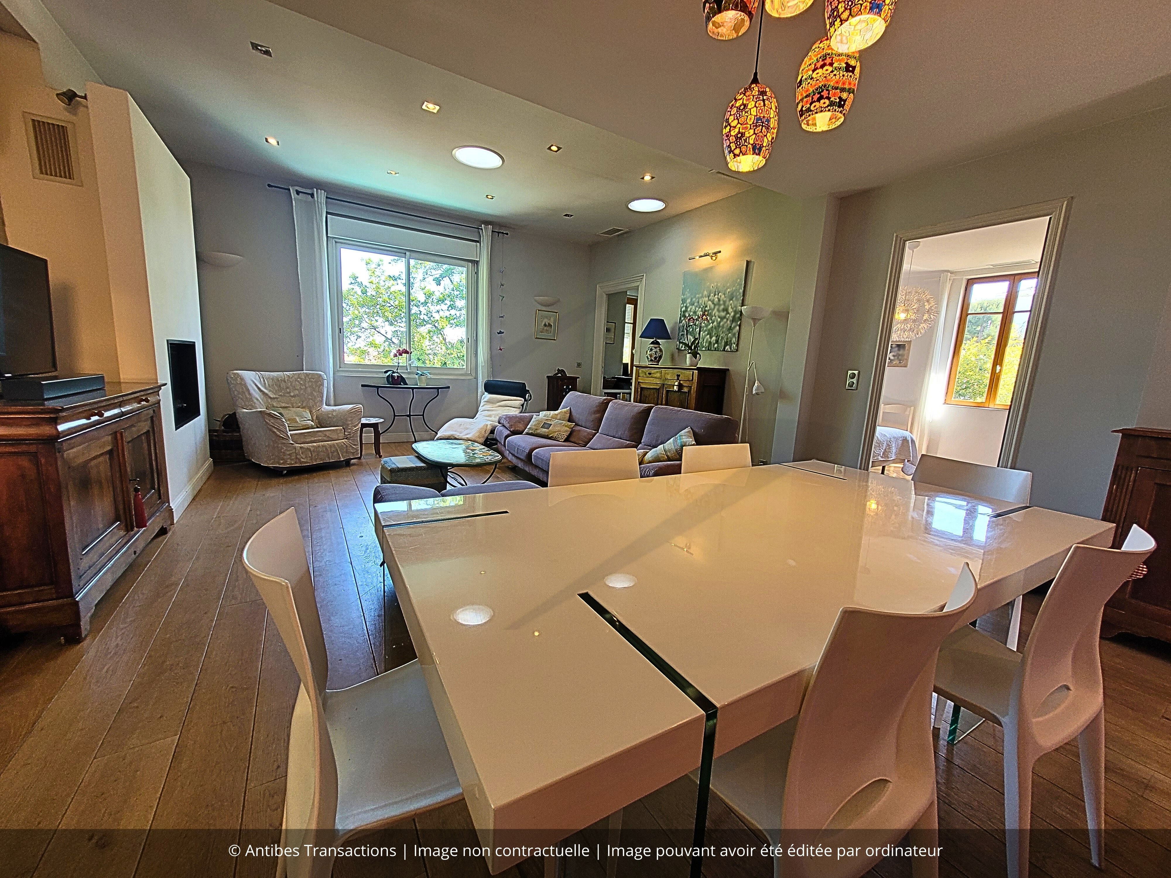 vue du salon/salle à manger au niveau supérieur