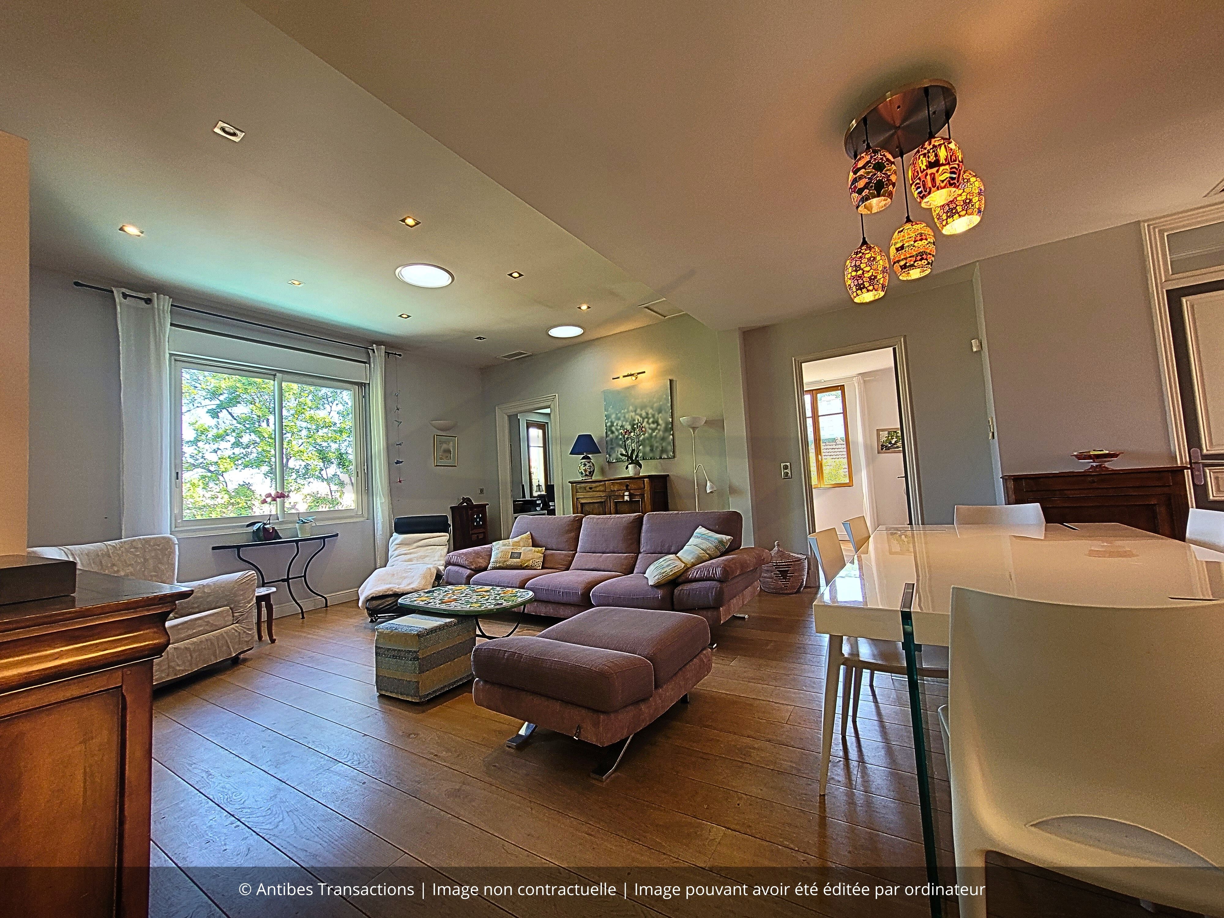 vue du salon/salle à manger au niveau supérieur