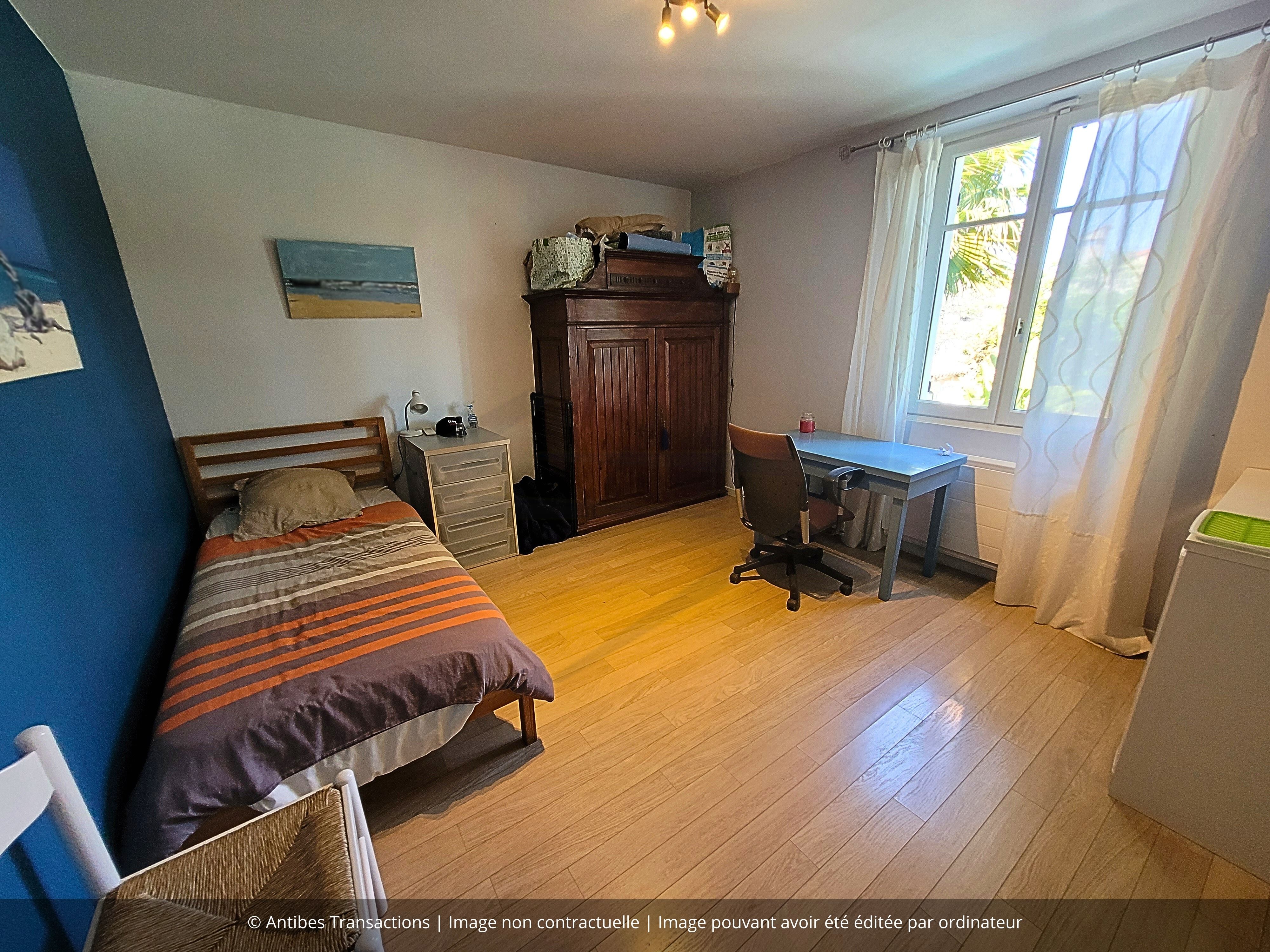 vue de la chambre avec salle d'eau au niveau inférieur