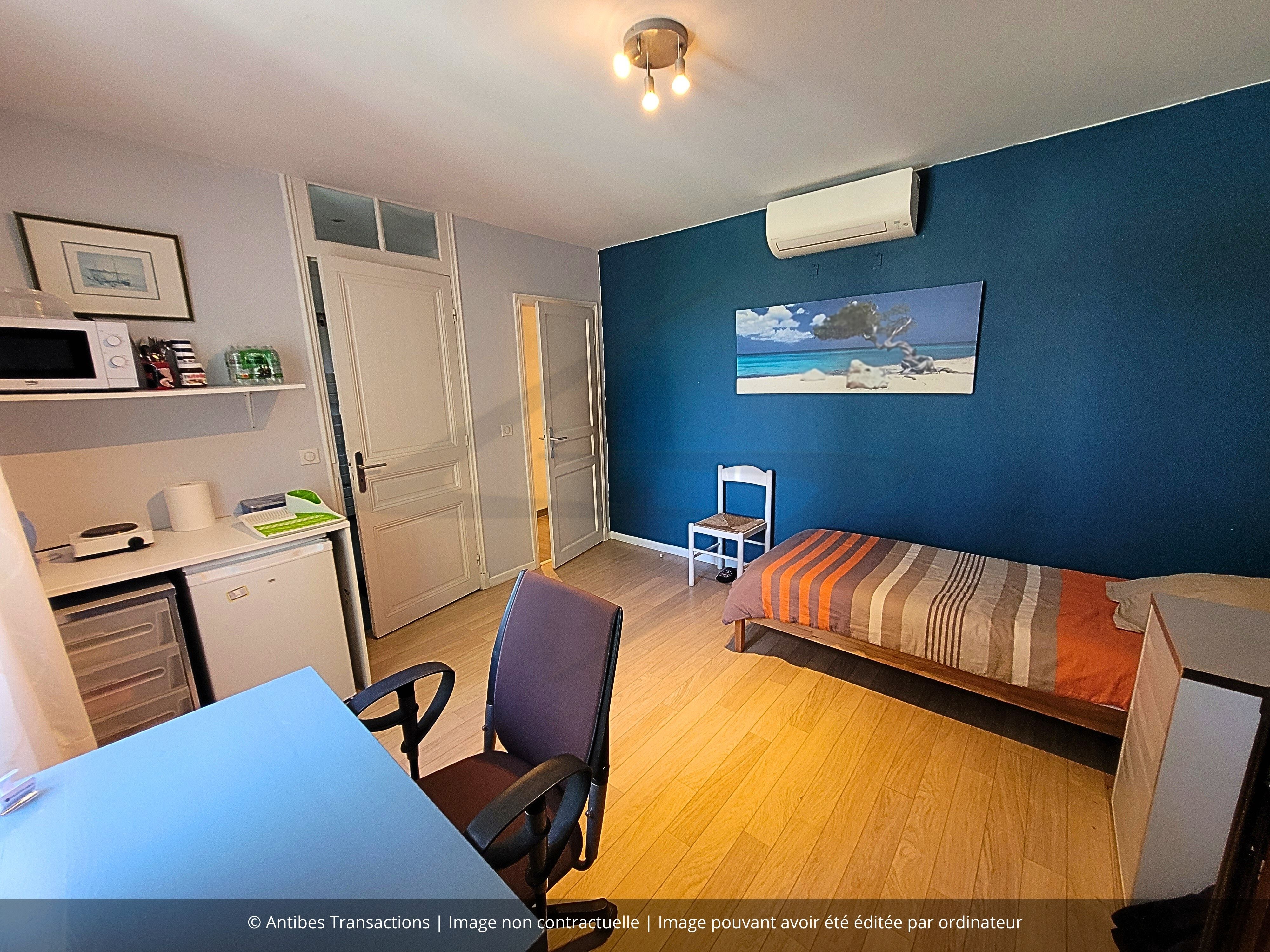vue de la chambre avec salle d'eau au niveau inférieur
