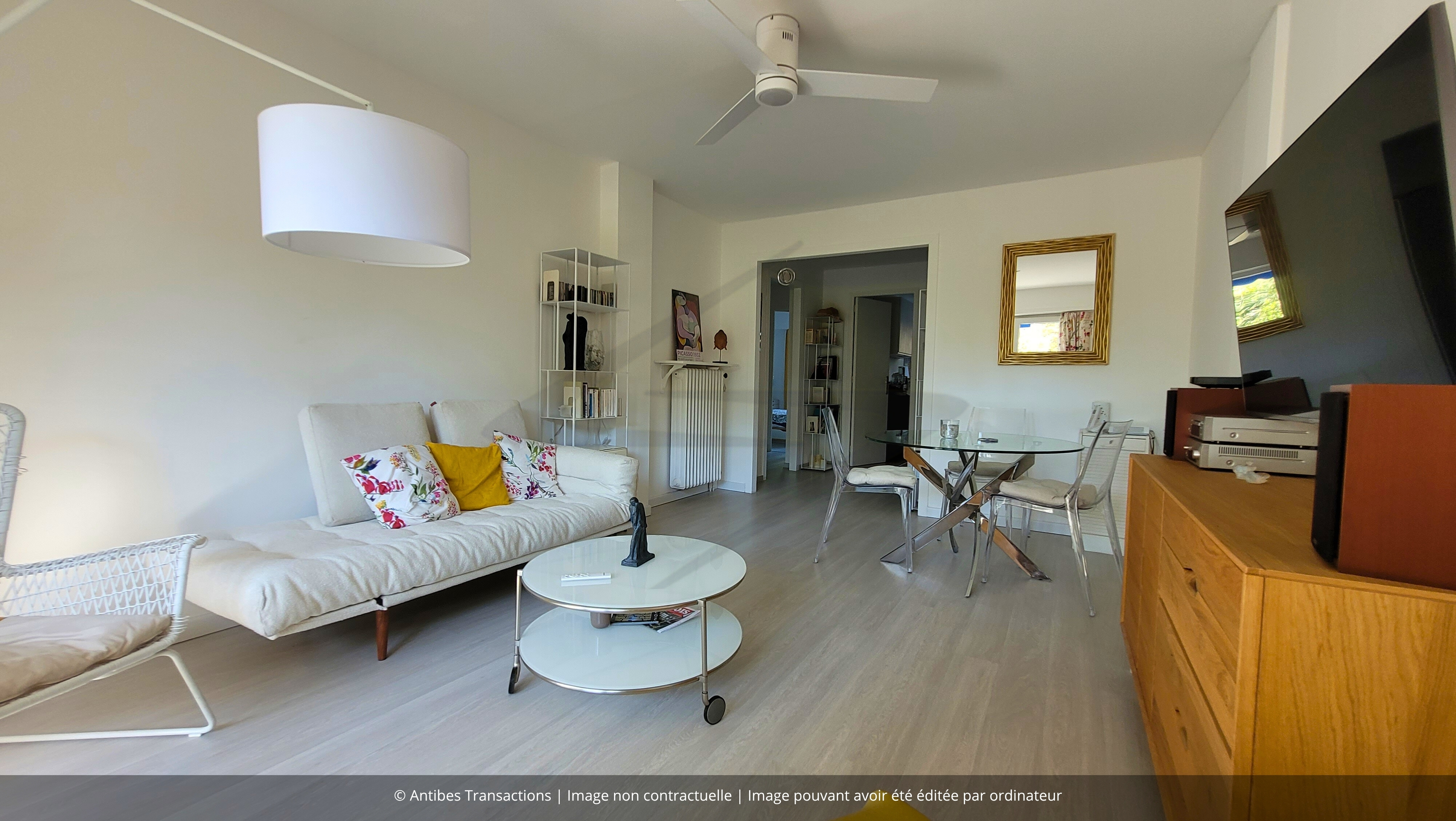Vue du salon/salle à manger de l'appartement