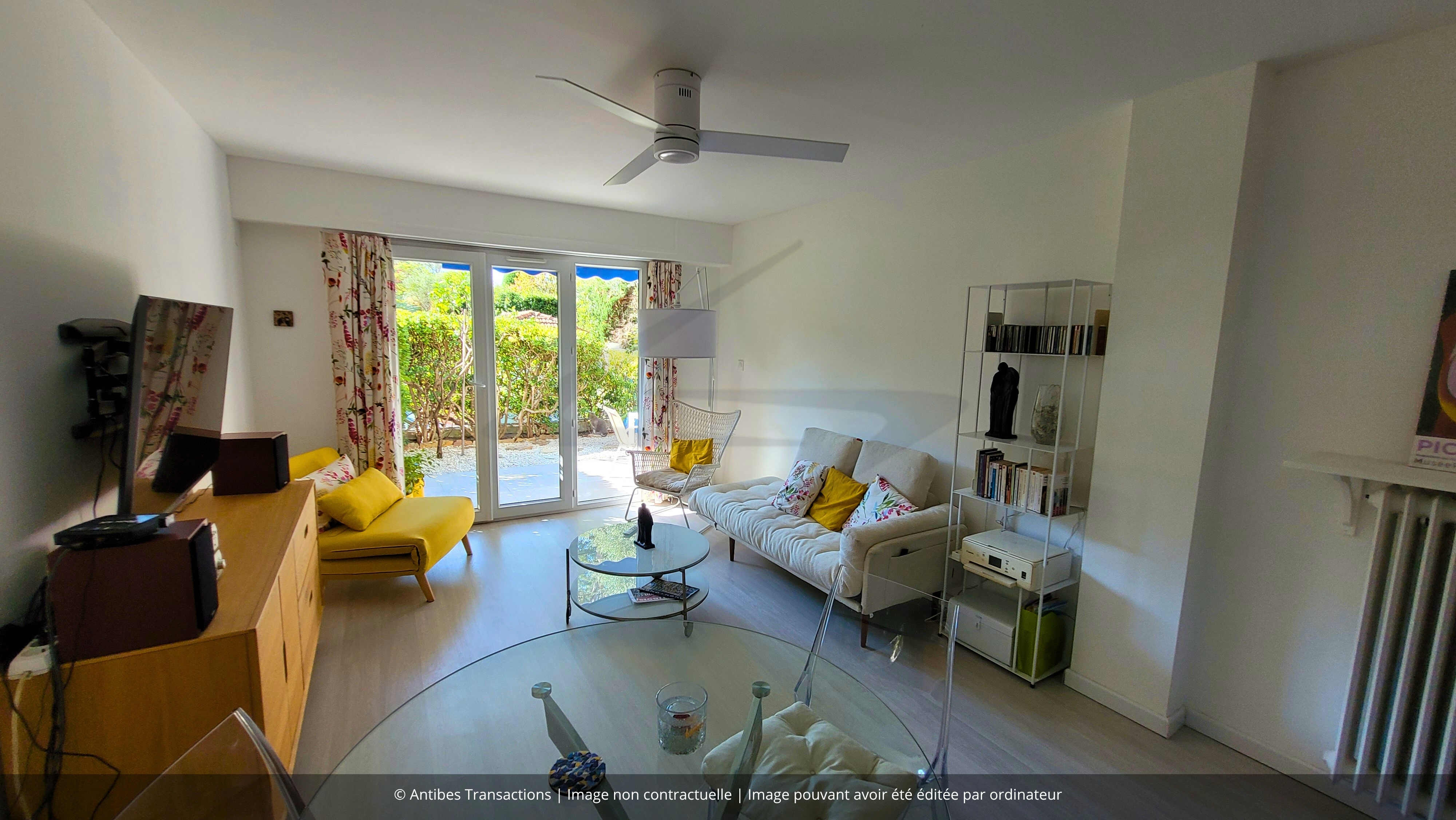 Vue du salon/salle à manger de l'appartement