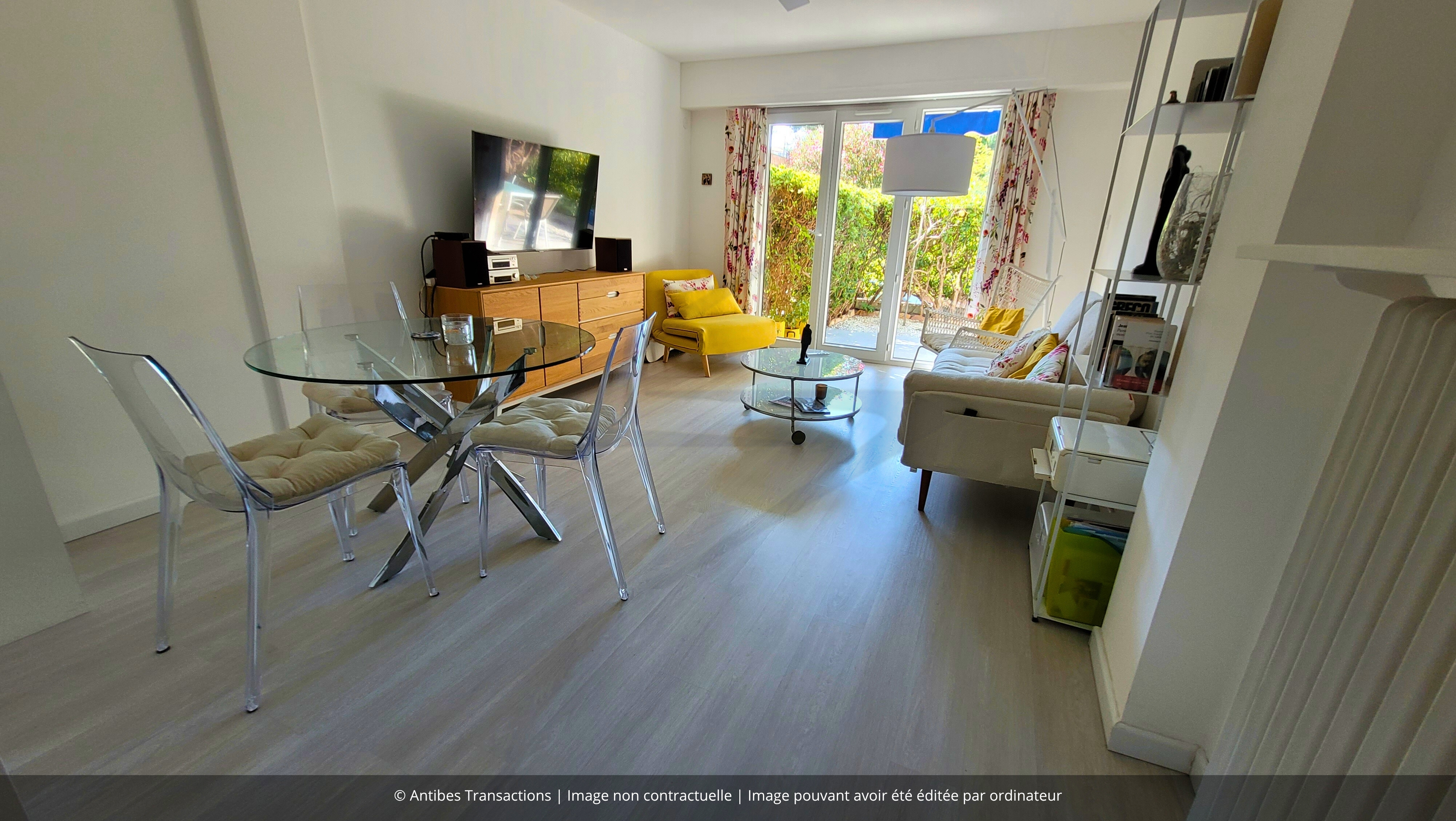 Vue du salon/salle à manger de l'appartement