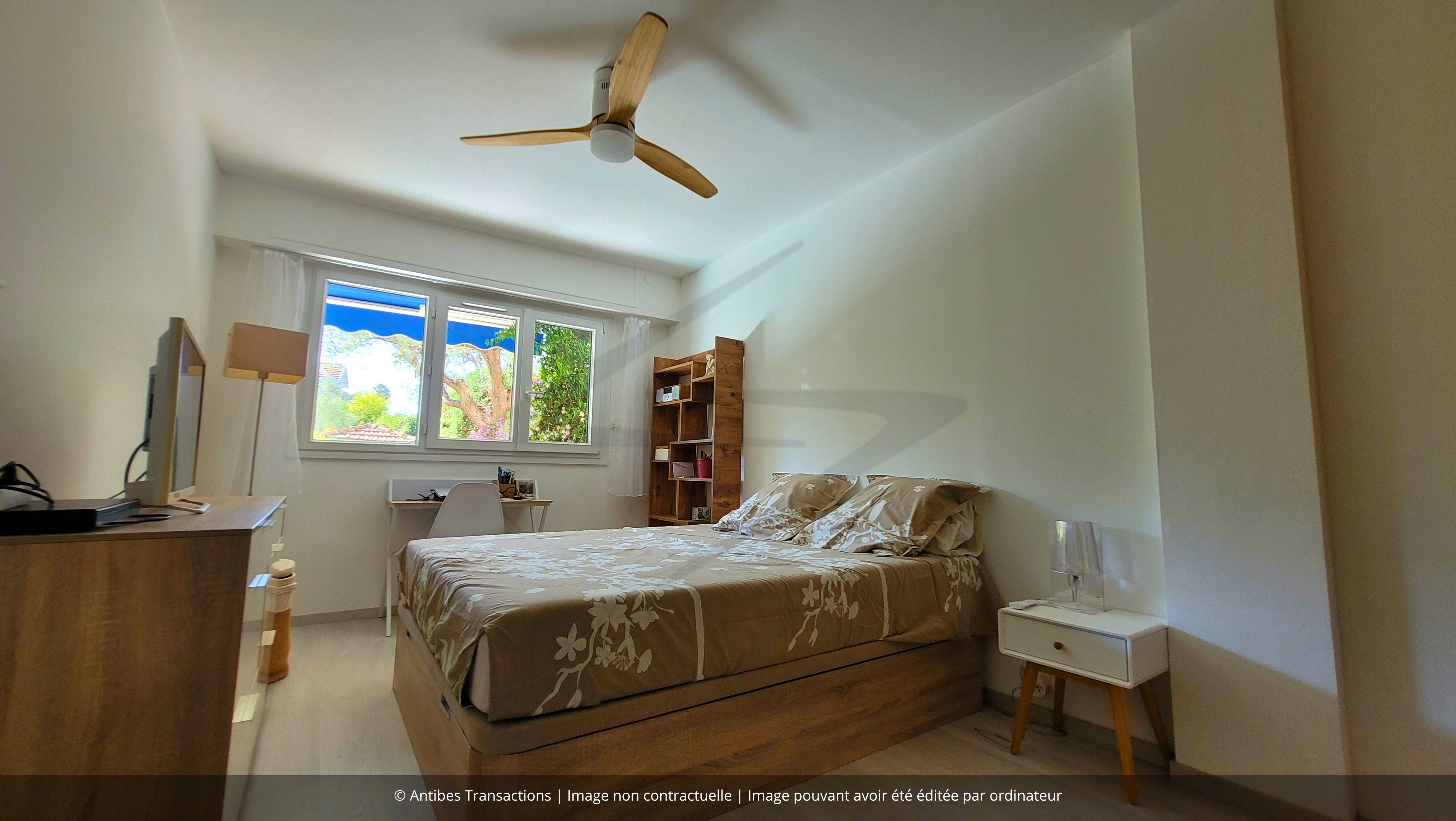 Vue de la chambre avec placard intégré