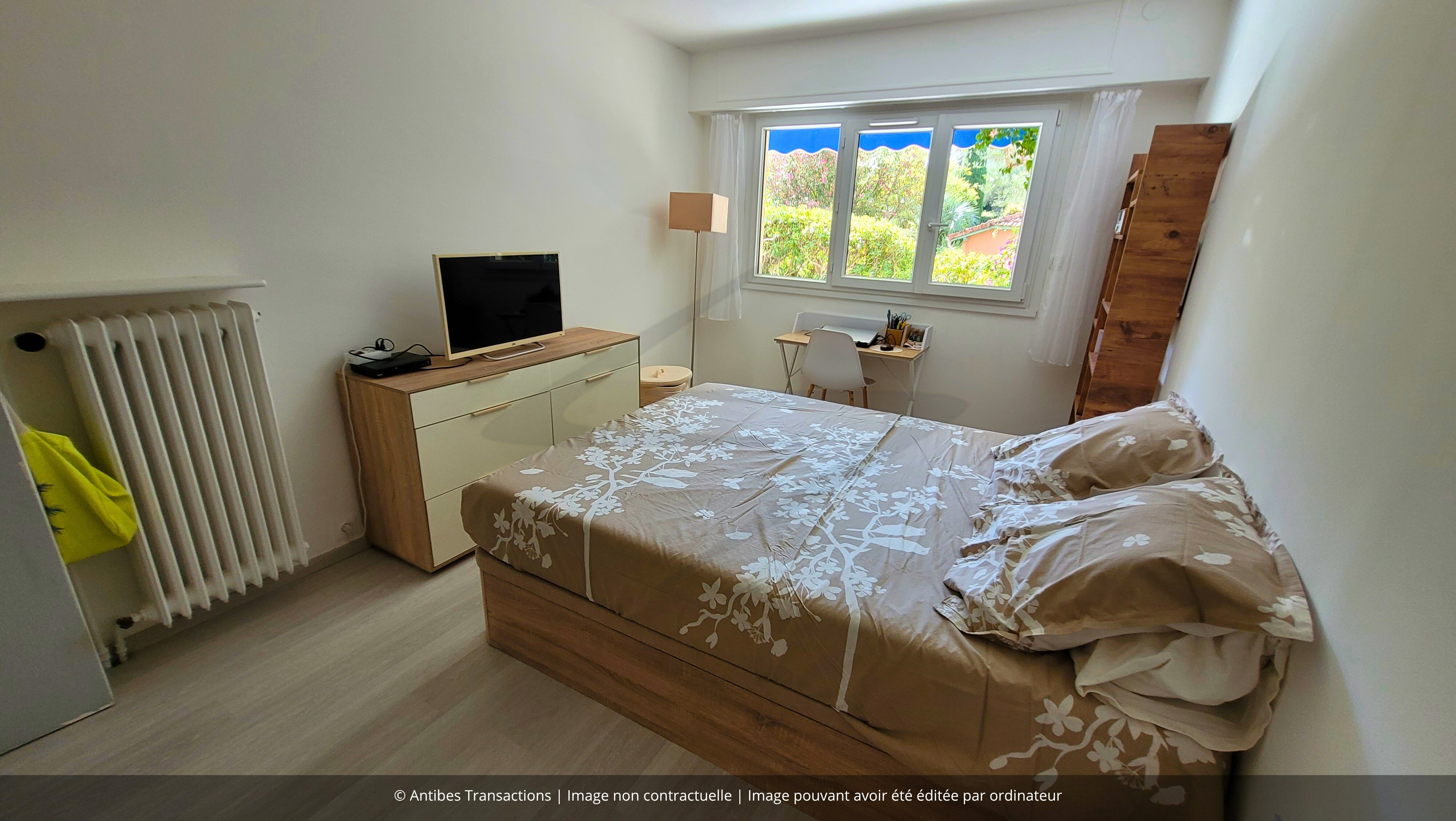 Vue de la chambre avec placard intégré
