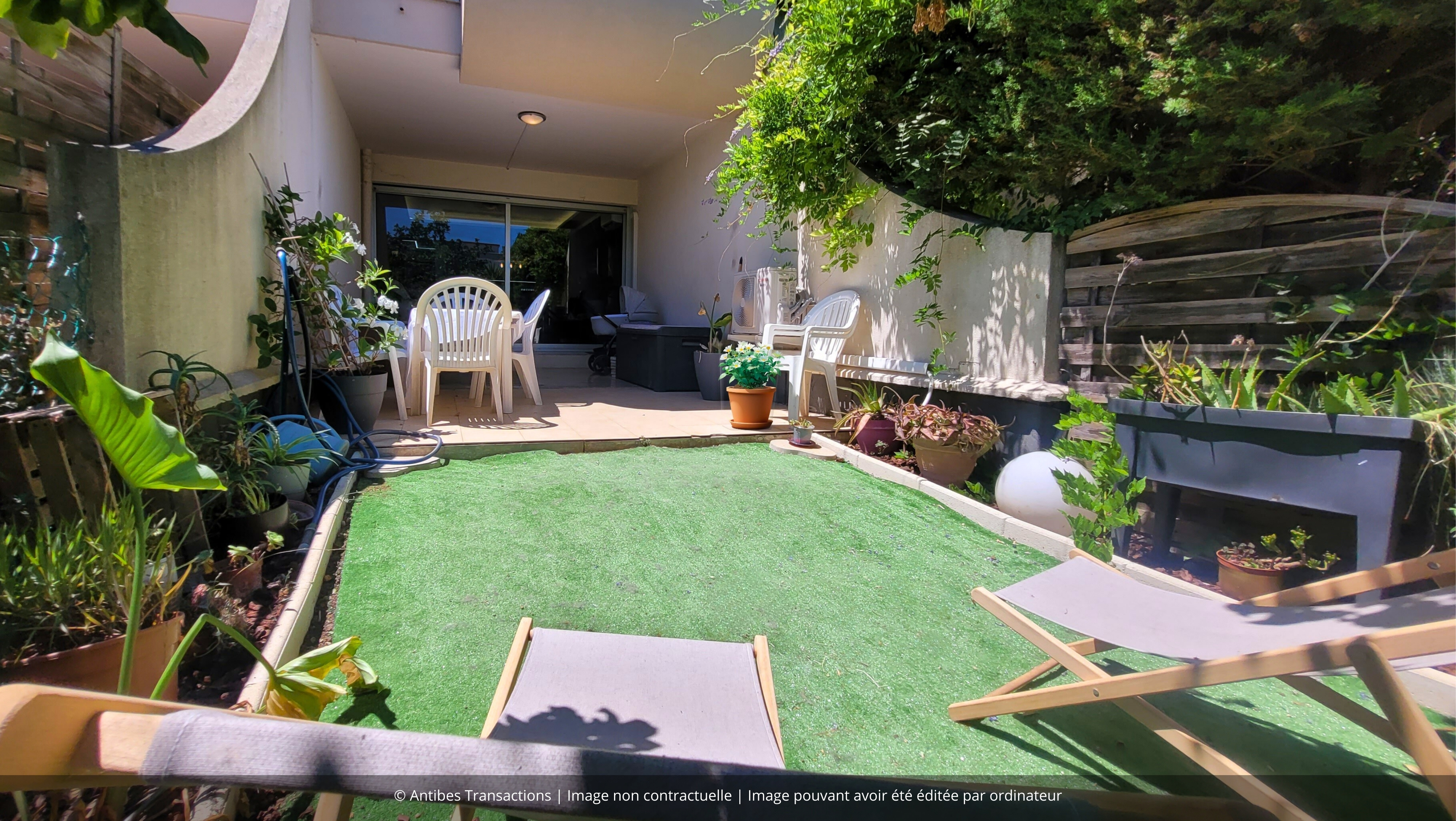 Terrasse extérieure avec coin repas