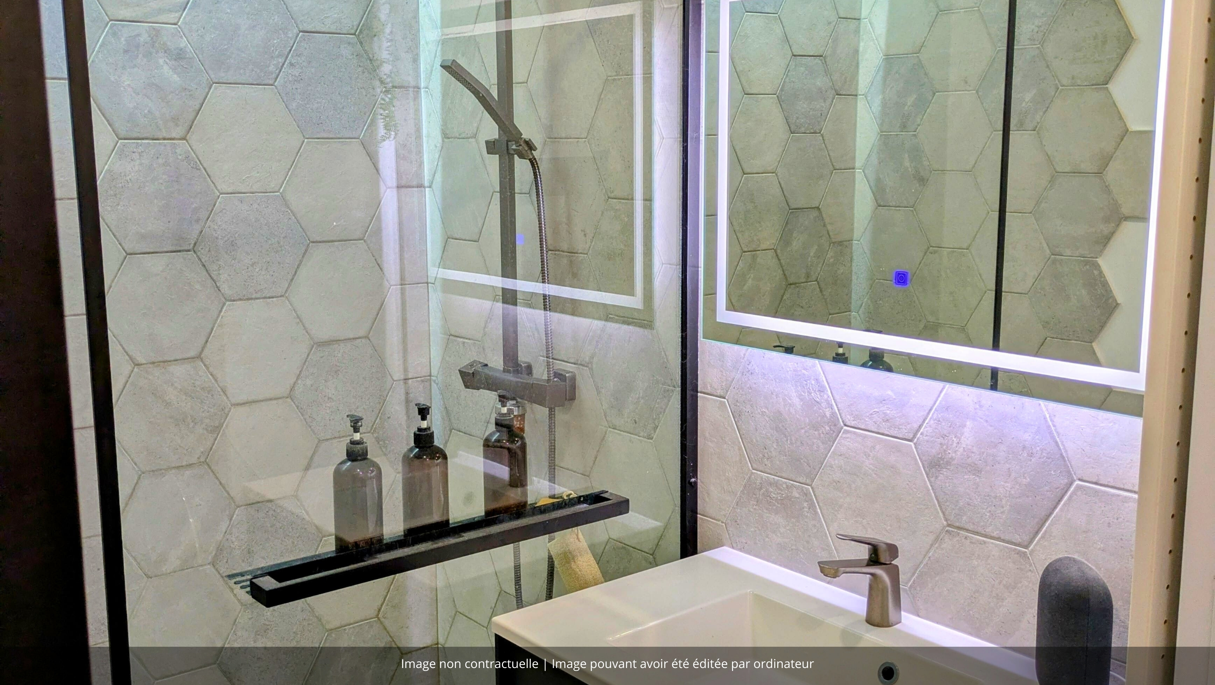 Salle de bain moderne avec douche à l'italienne