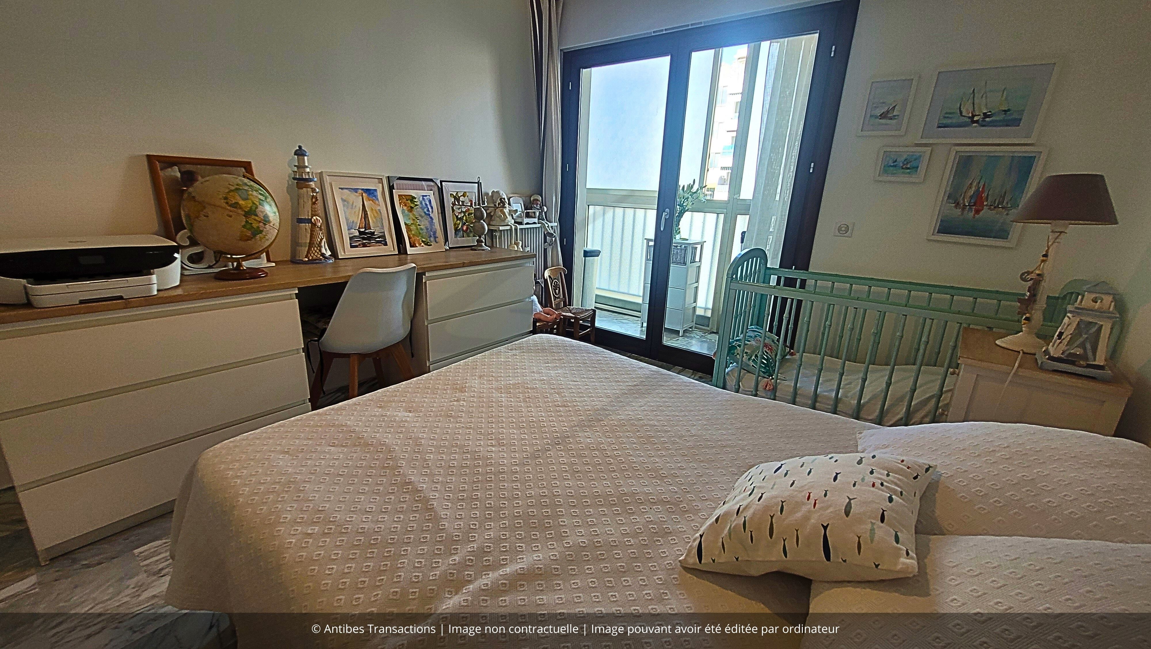 Vue d'une des chambres avec accès sur la loggia fermée