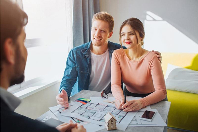 photo de couple d'acquéreurs avec un agent immobilier