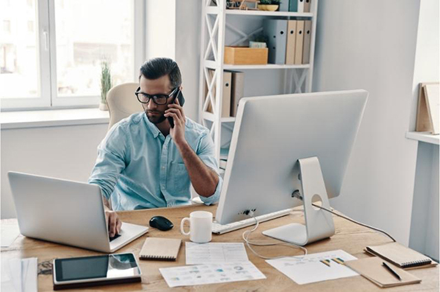 photo d'un agent immobilier au bureau